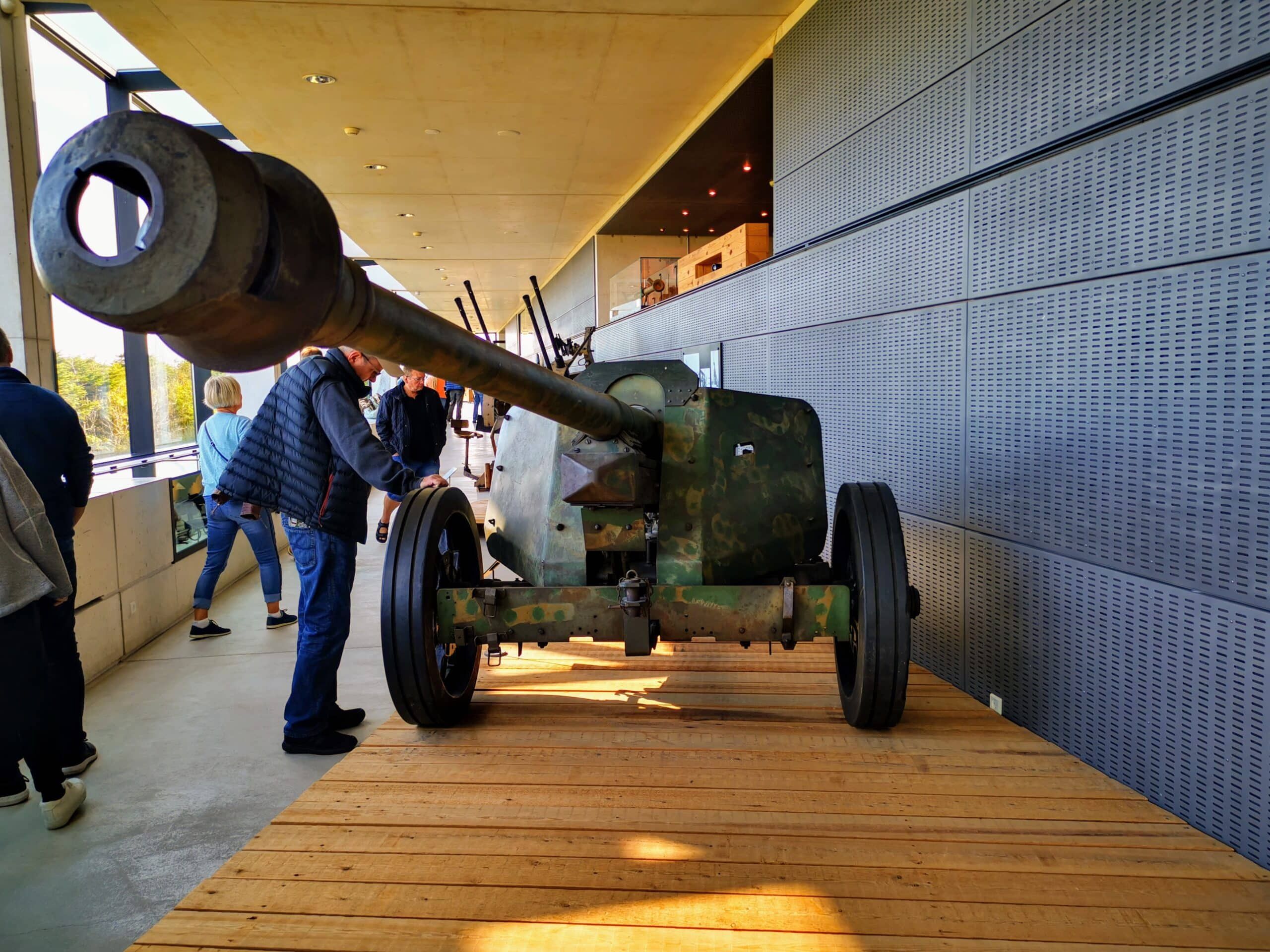 Eine Kanone, ausgestellt in einem Museum.