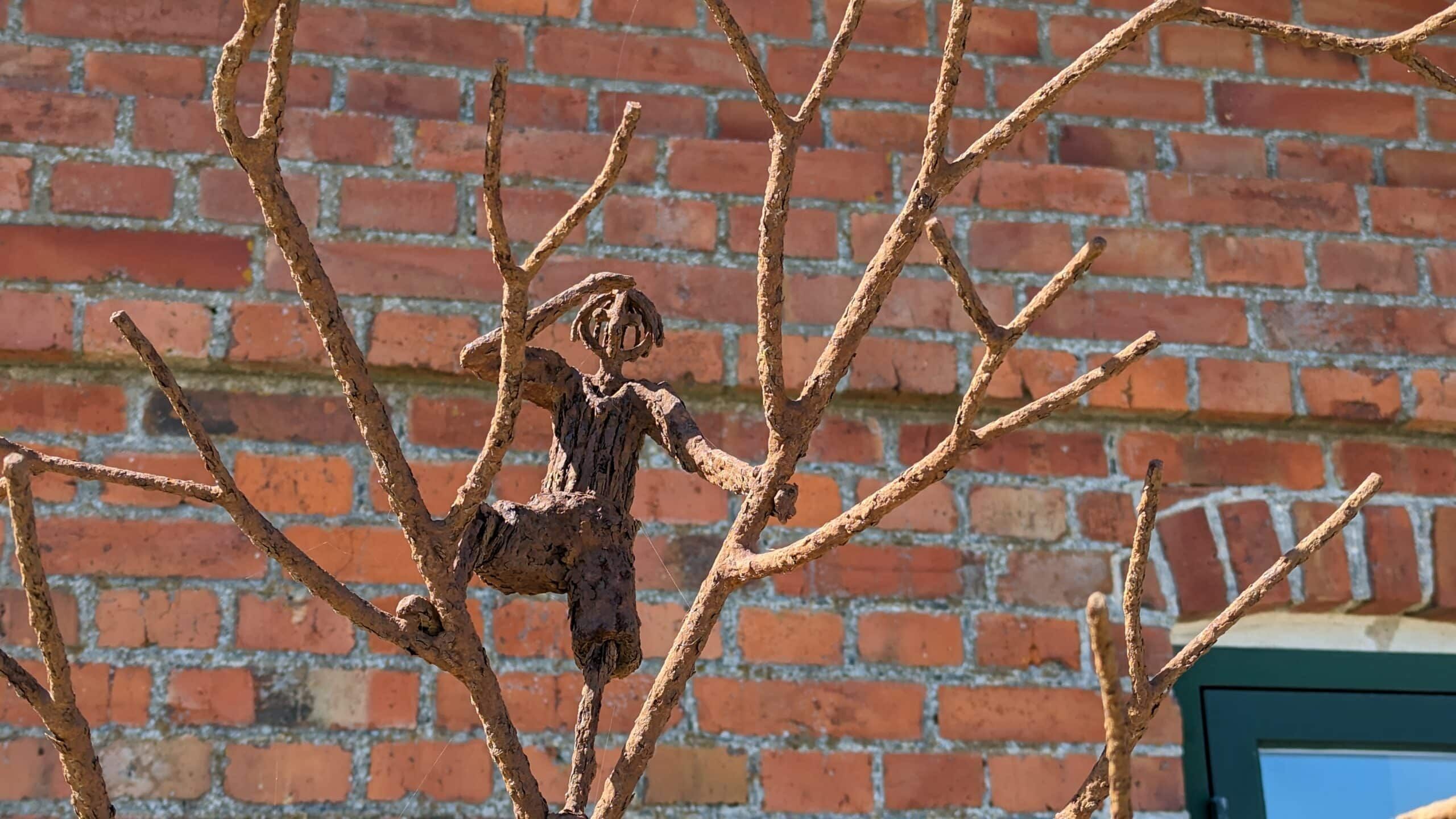 Eine Skulptur eines Mannes in einem Baum.