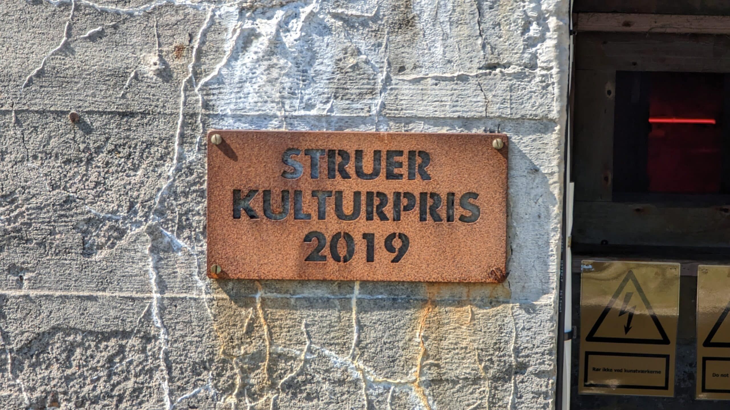 Ein Schild an der Seite eines Gebäudes mit der Aufschrift „Stuer Kulturpis 2019“.