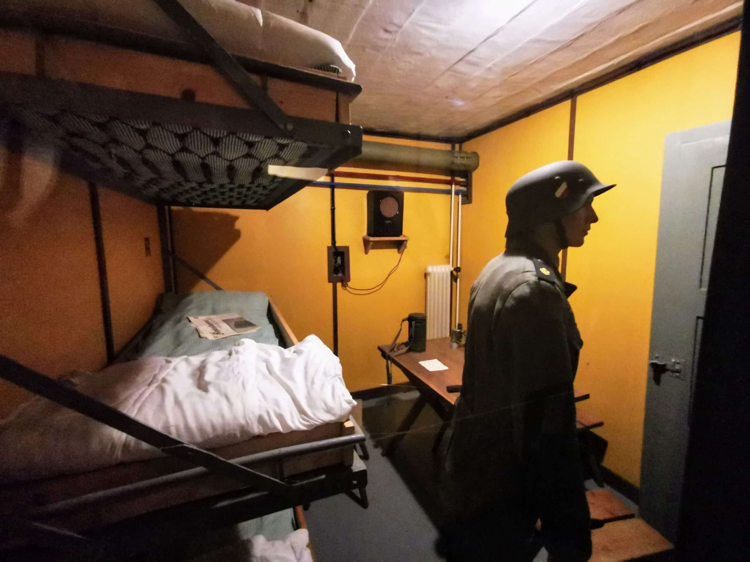 Ein Mann steht in einem Zimmer mit Etagenbetten.