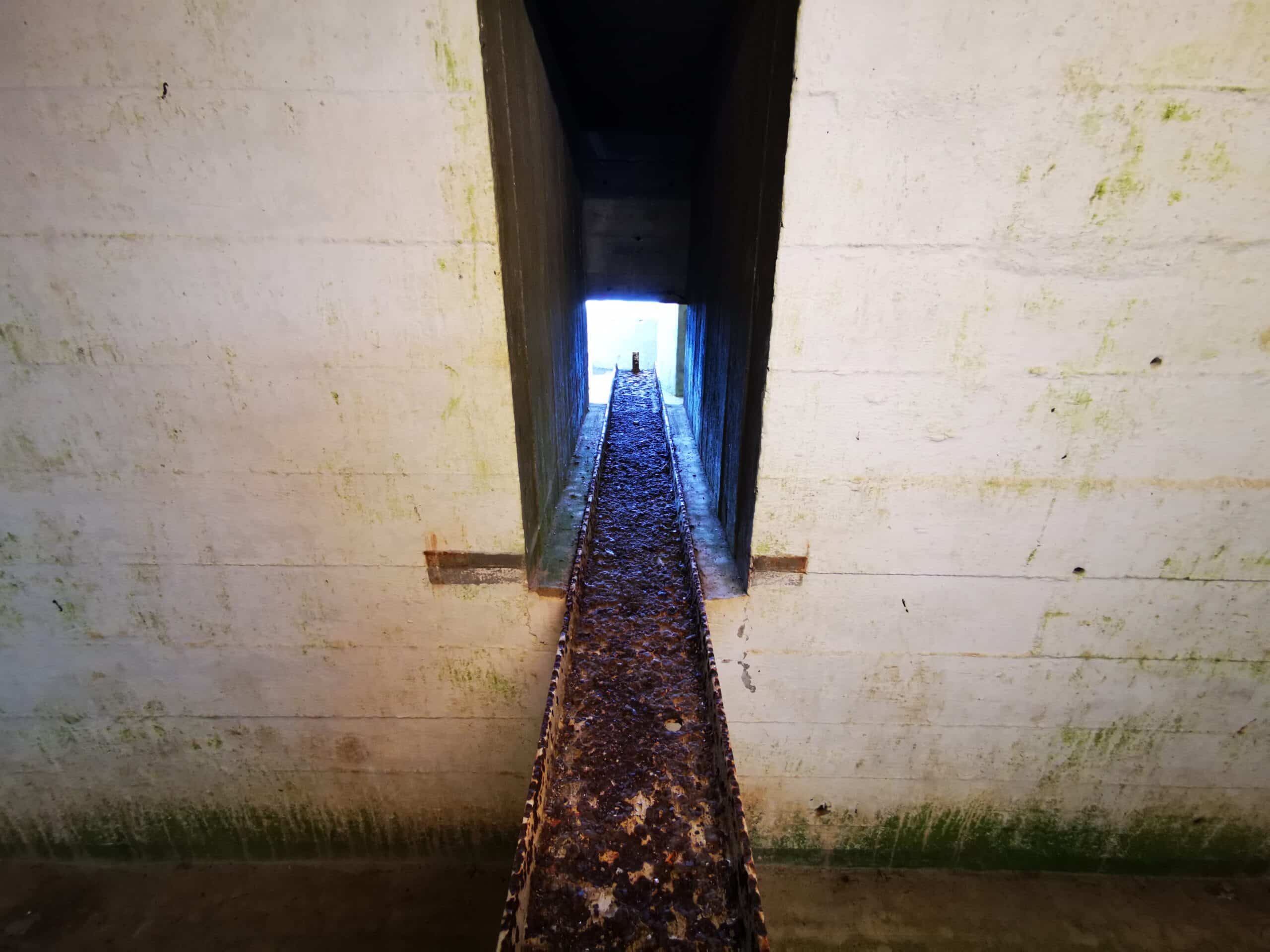 Ein Tunnel mit einem Loch in der Mitte.