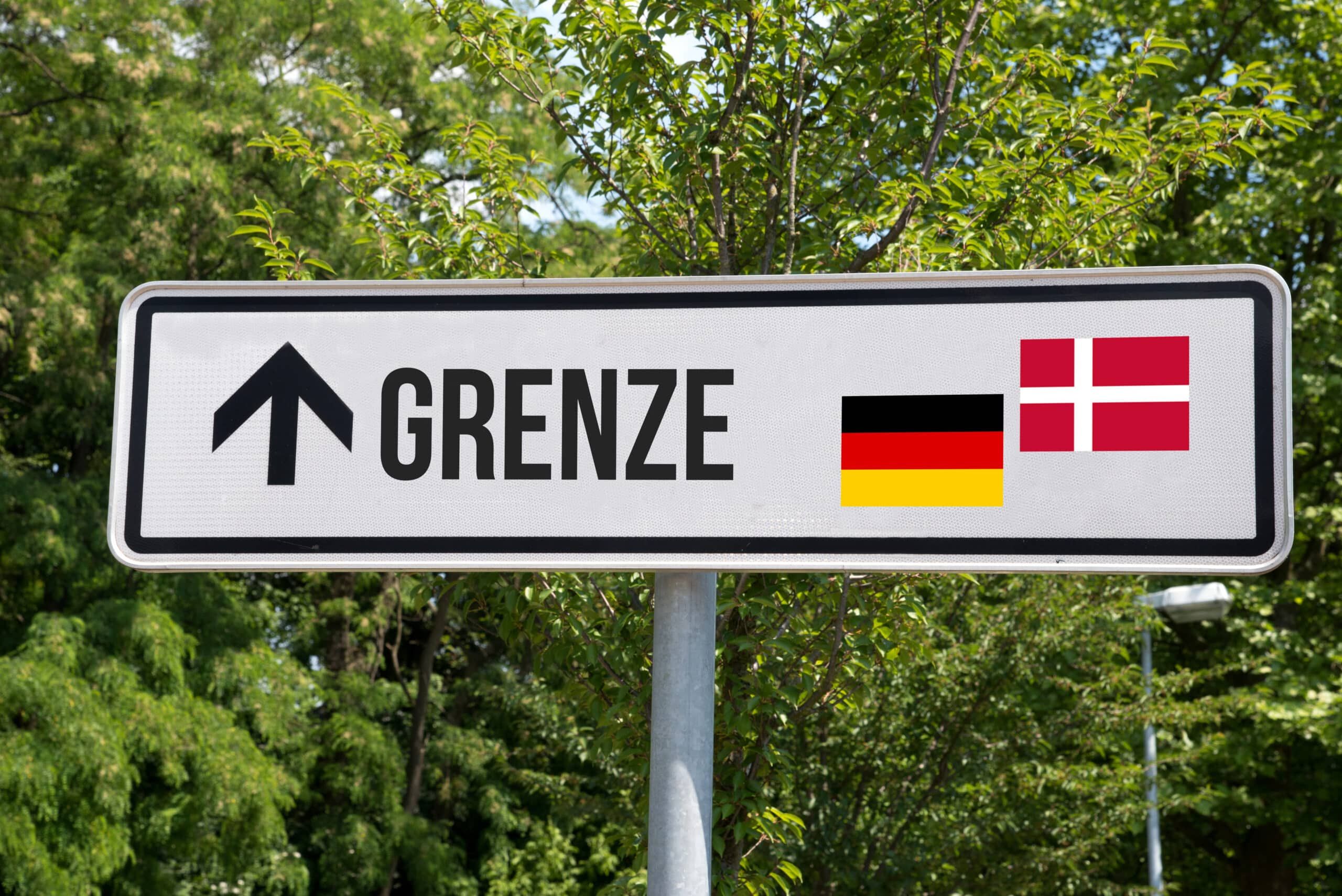Ein Straßenschild mit Flaggen Dänemarks und Griechenlands.