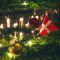 Ein Weihnachtsbaum, an dem eine dänische Flagge hängt.