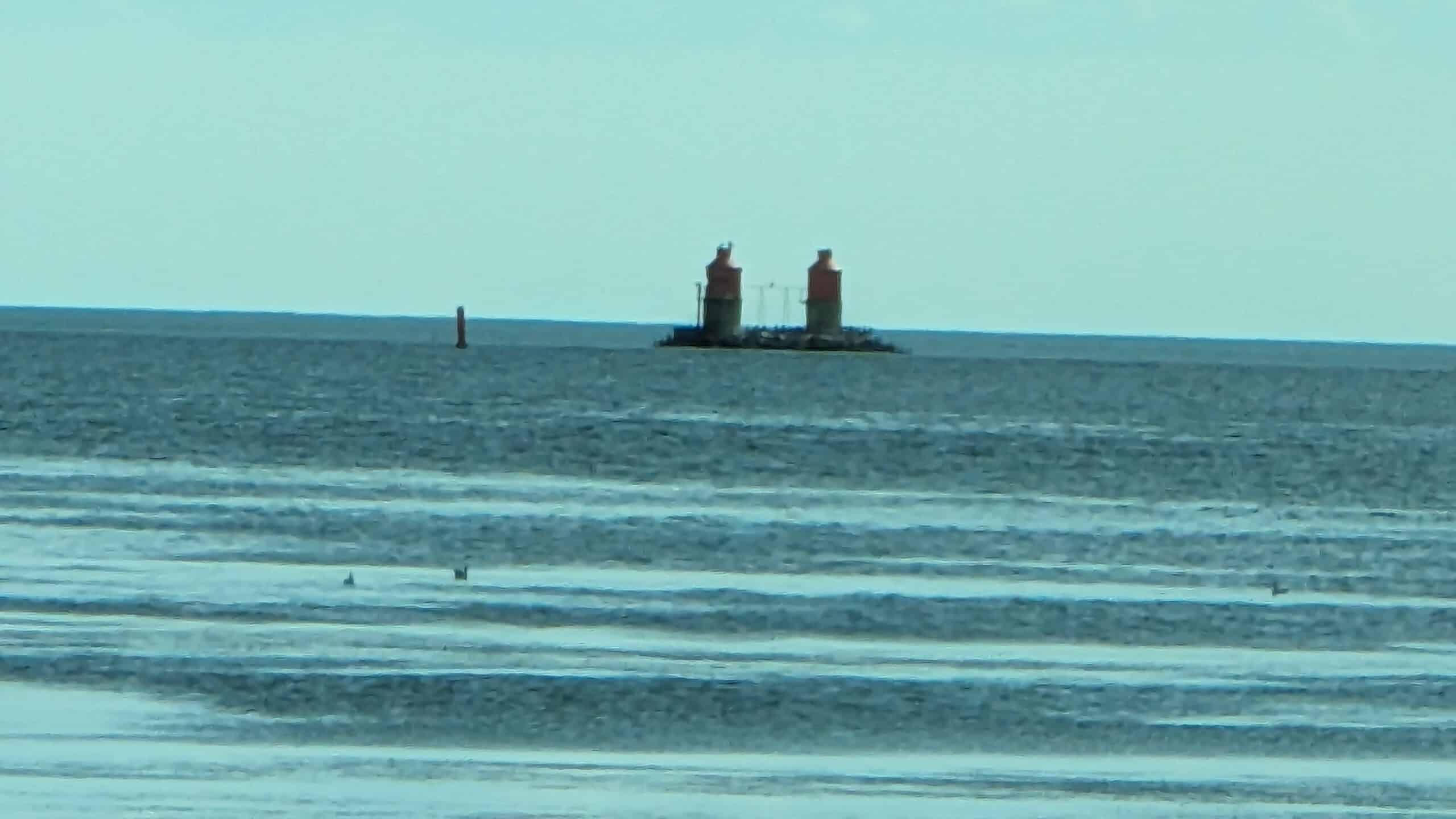 Zwei Leuchttürme mitten im Ozean.