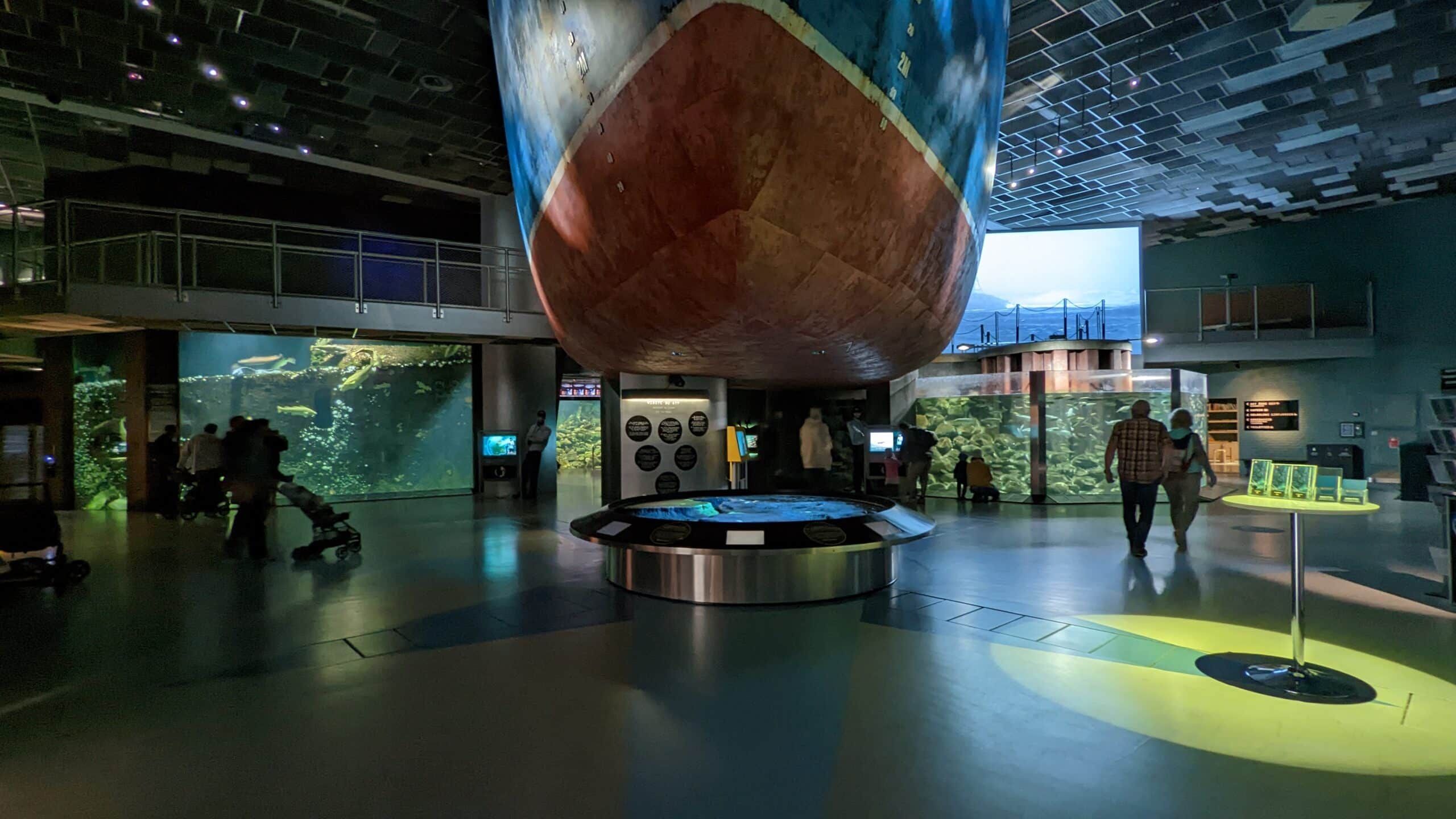 Ein Museum mit einem großen Schiff.