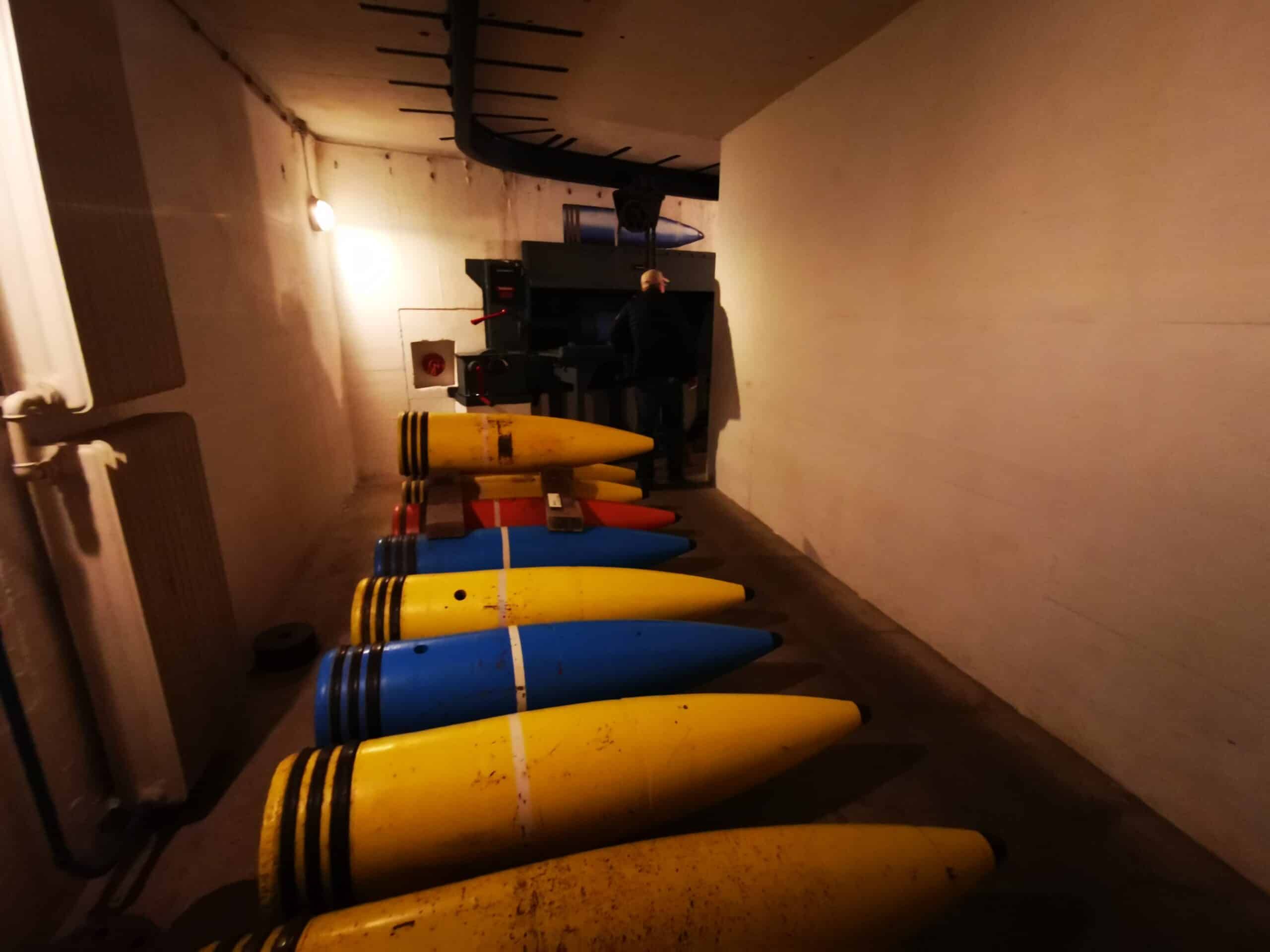 Eine Gruppe gelber und blauer U-Boote steht in einer Reihe in einem Flur.