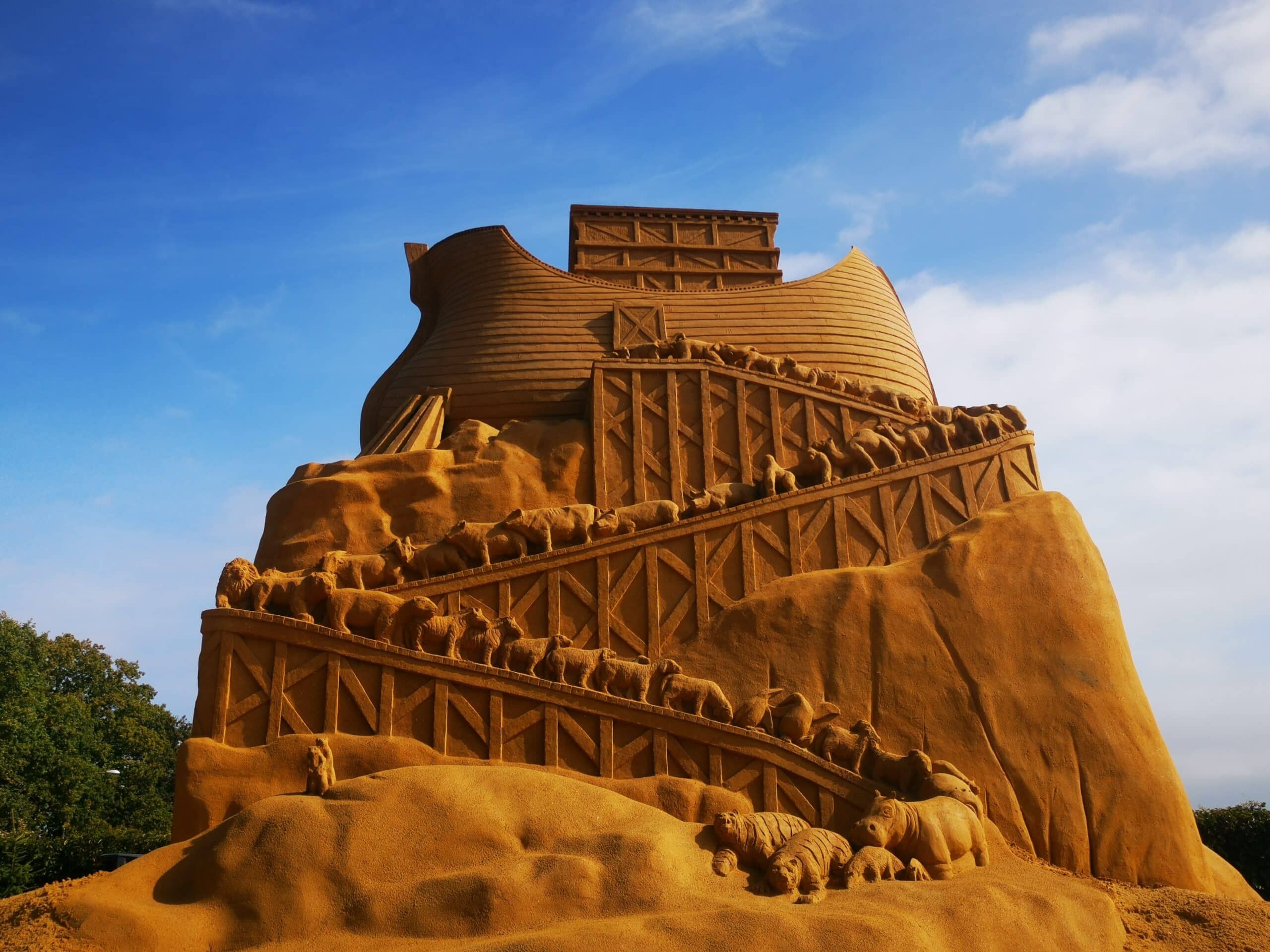 Sandskulptur der Arche Noah.