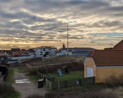 Sonnenuntergang über einer kleinen Stadt in Dänemark.