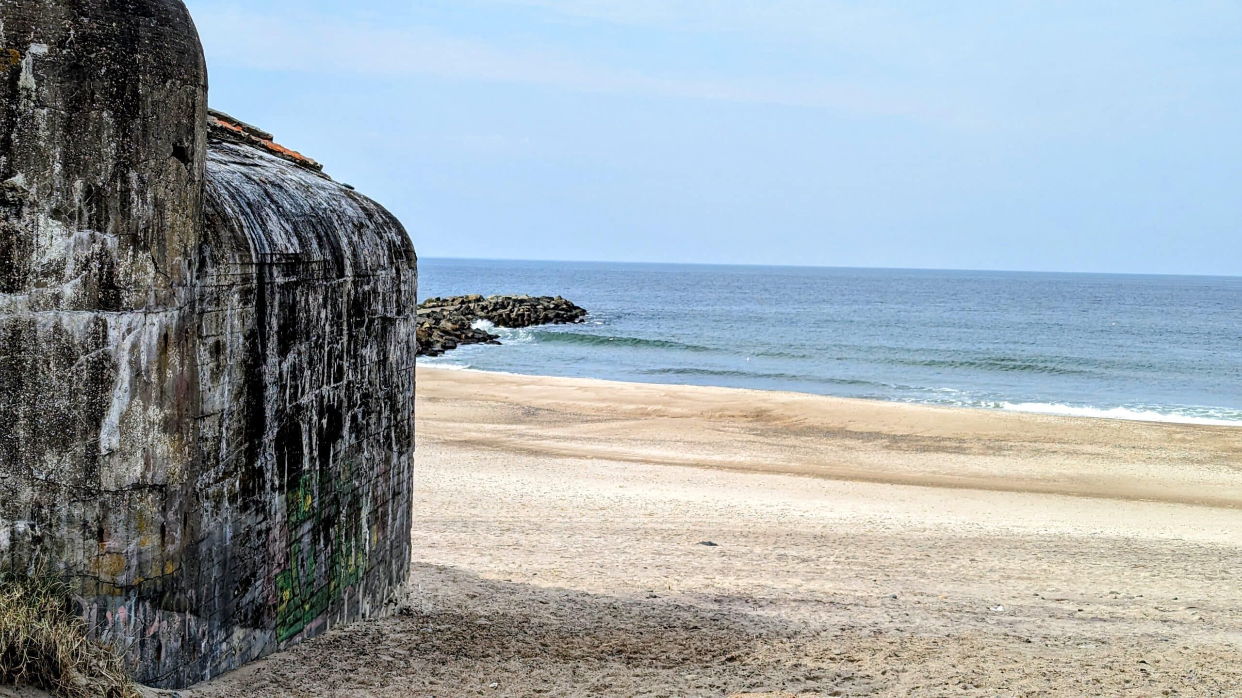 Eine Festung am Strand neben dem Meer.