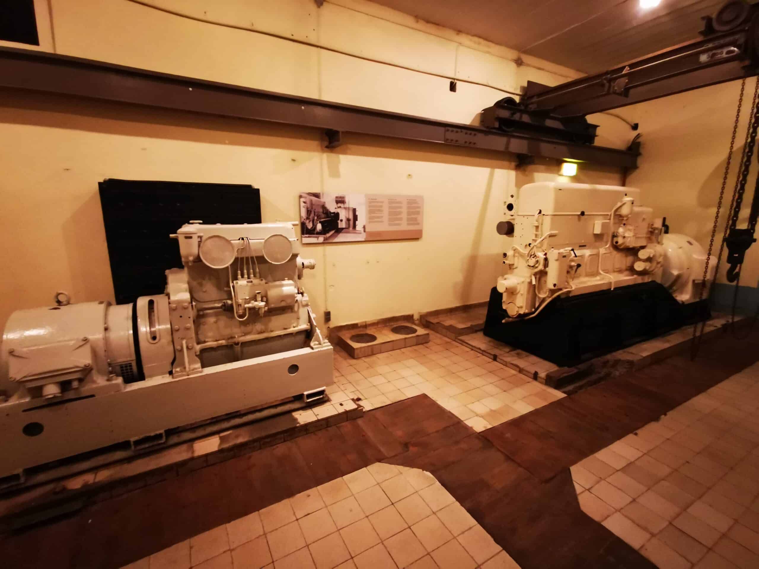 Ein Raum mit mehreren ausgestellten alten Maschinen.