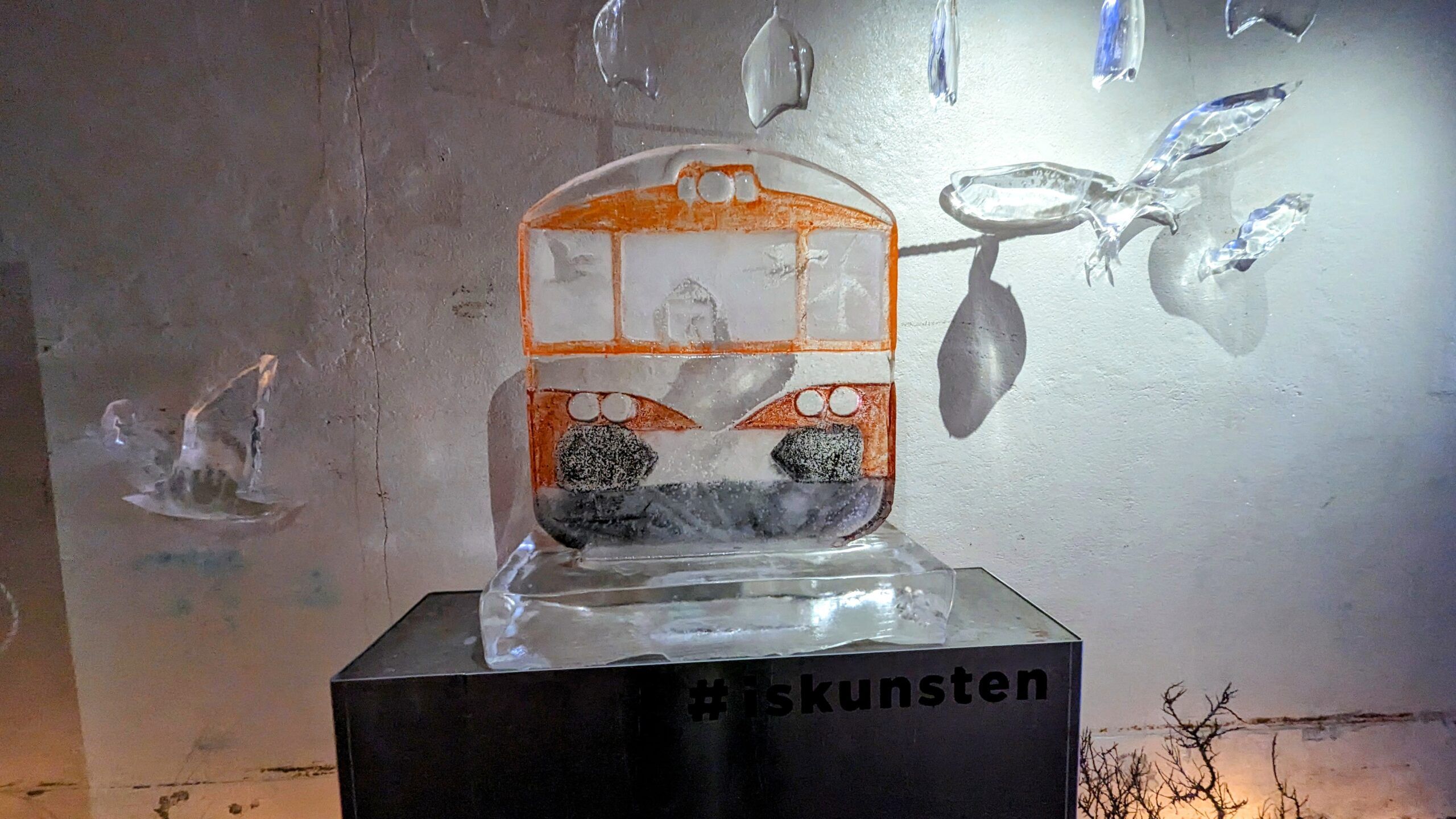 In einem Raum ist eine Eisskulptur ausgestellt.
