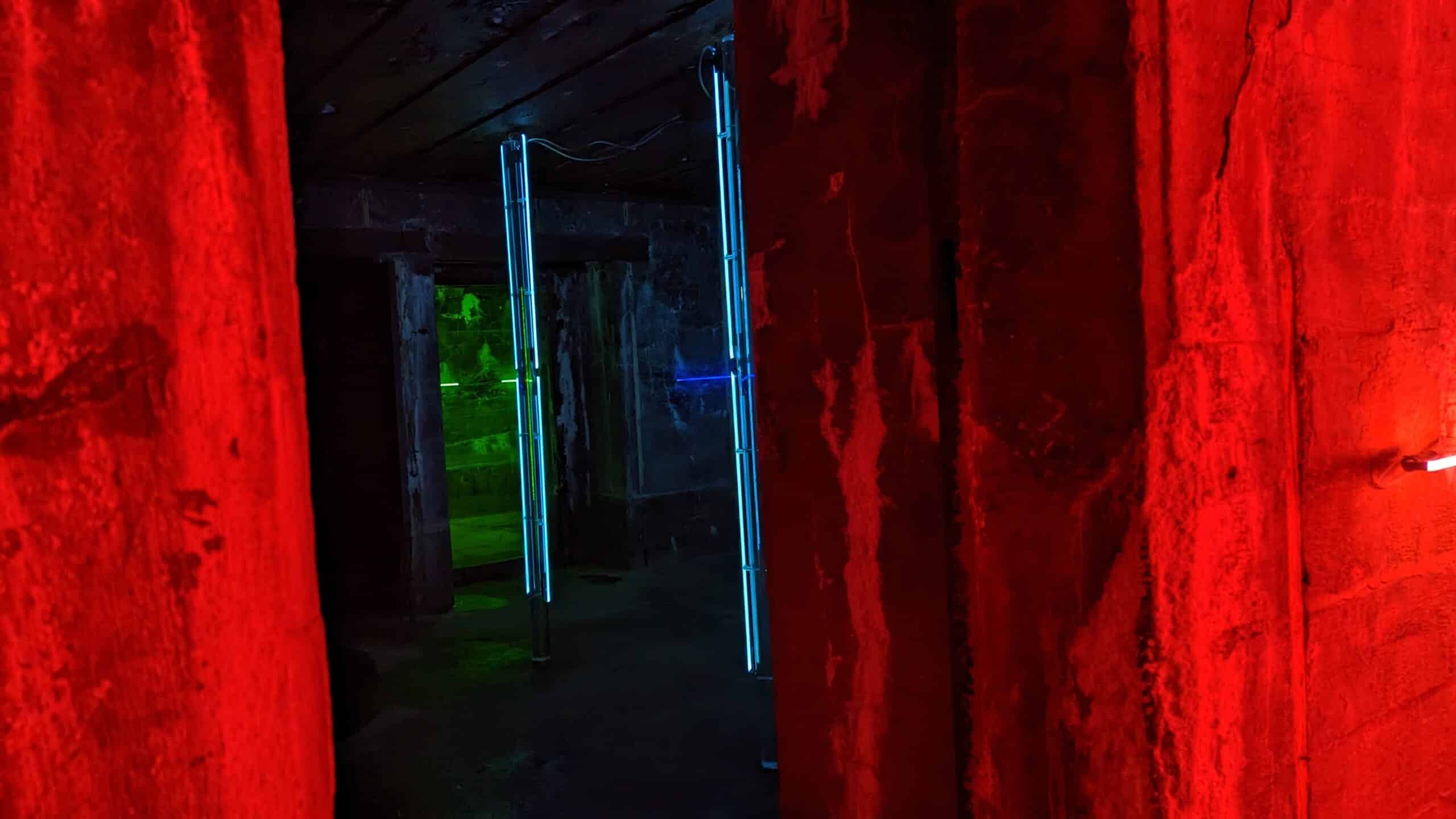 Ein rotes Neonlicht in einem dunklen Raum.