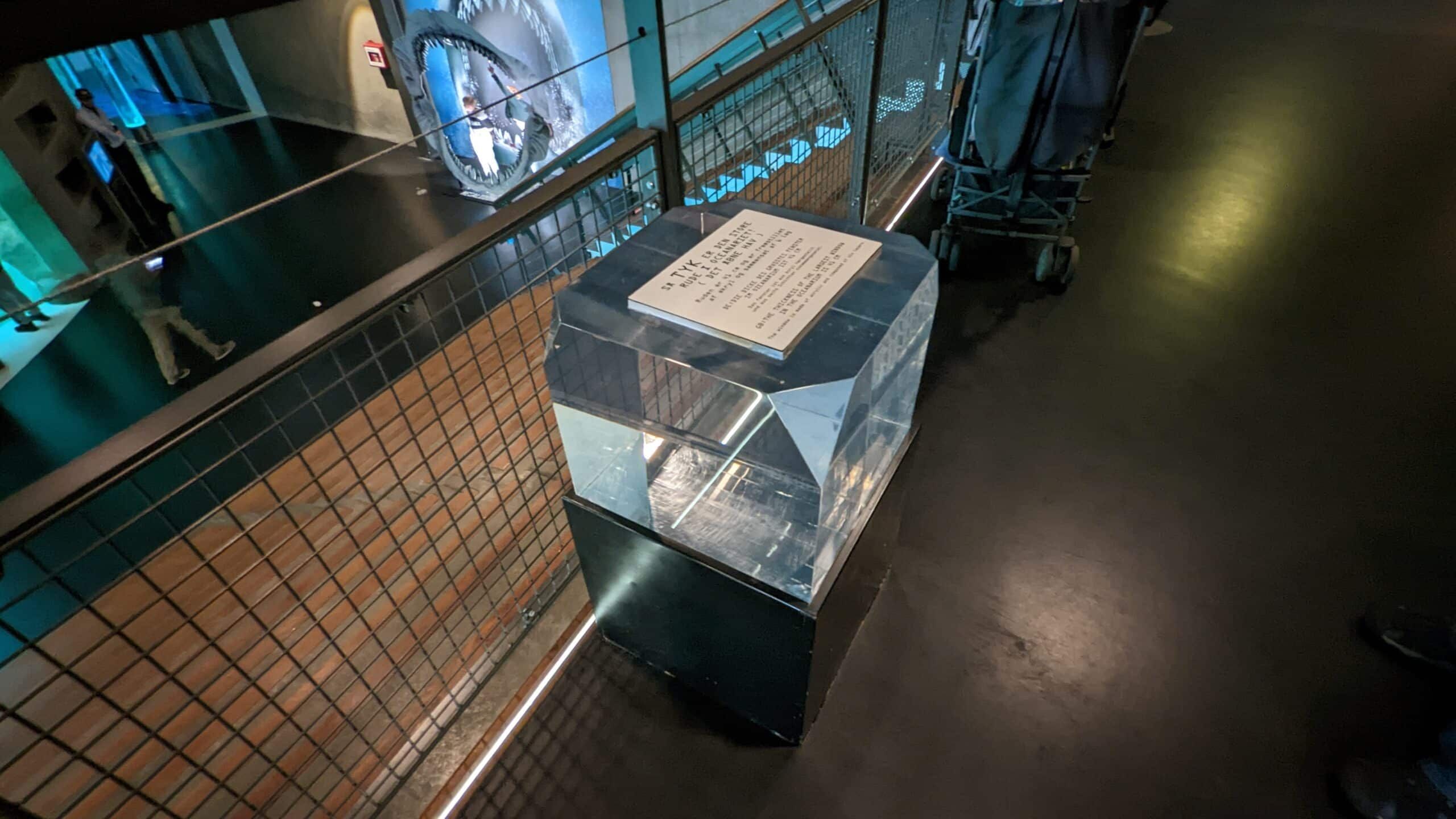In einem Museum ist eine Glasbox ausgestellt.