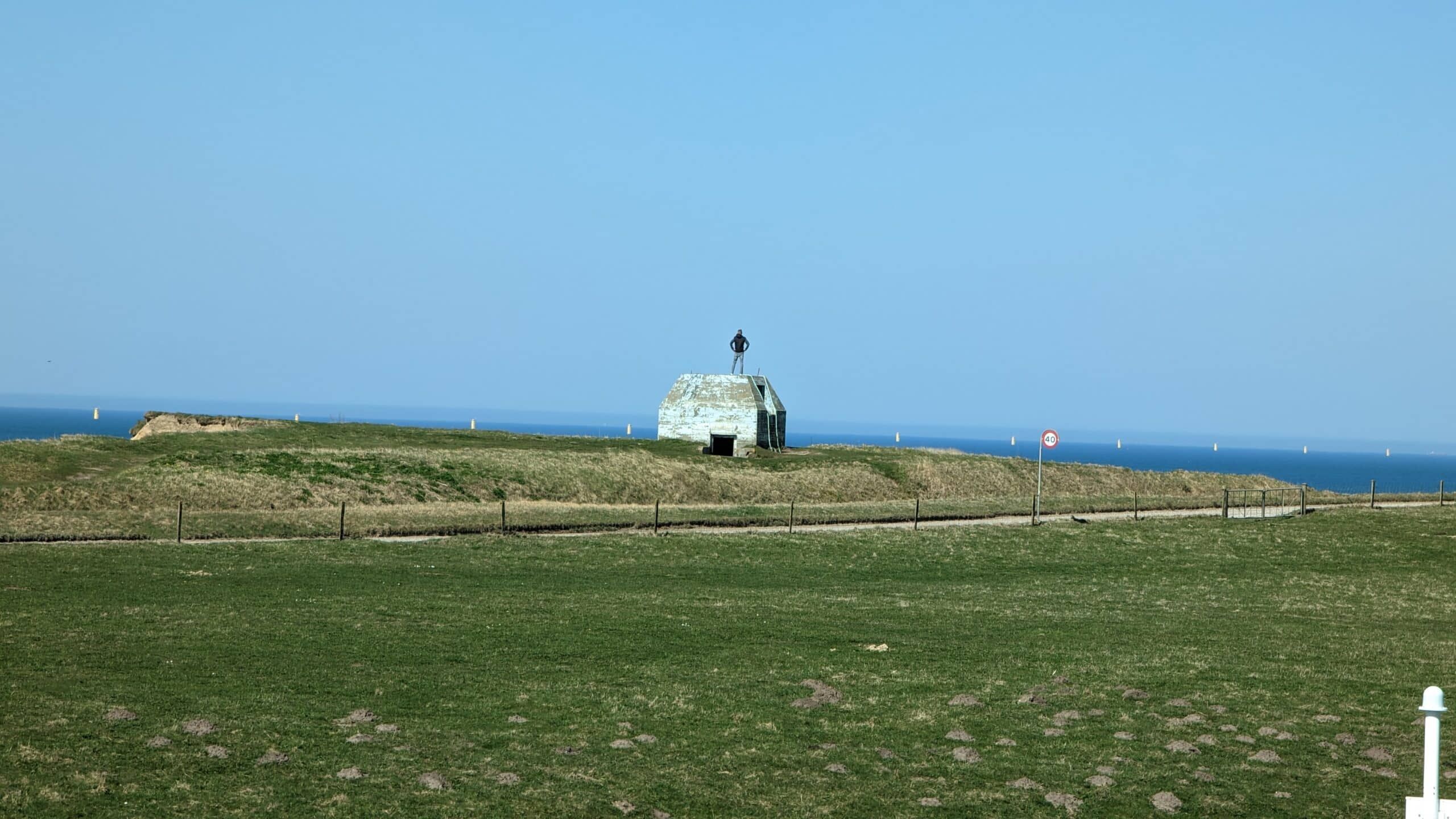 Ein Denkmal auf einem Hügel mit Blick auf den Ozean.