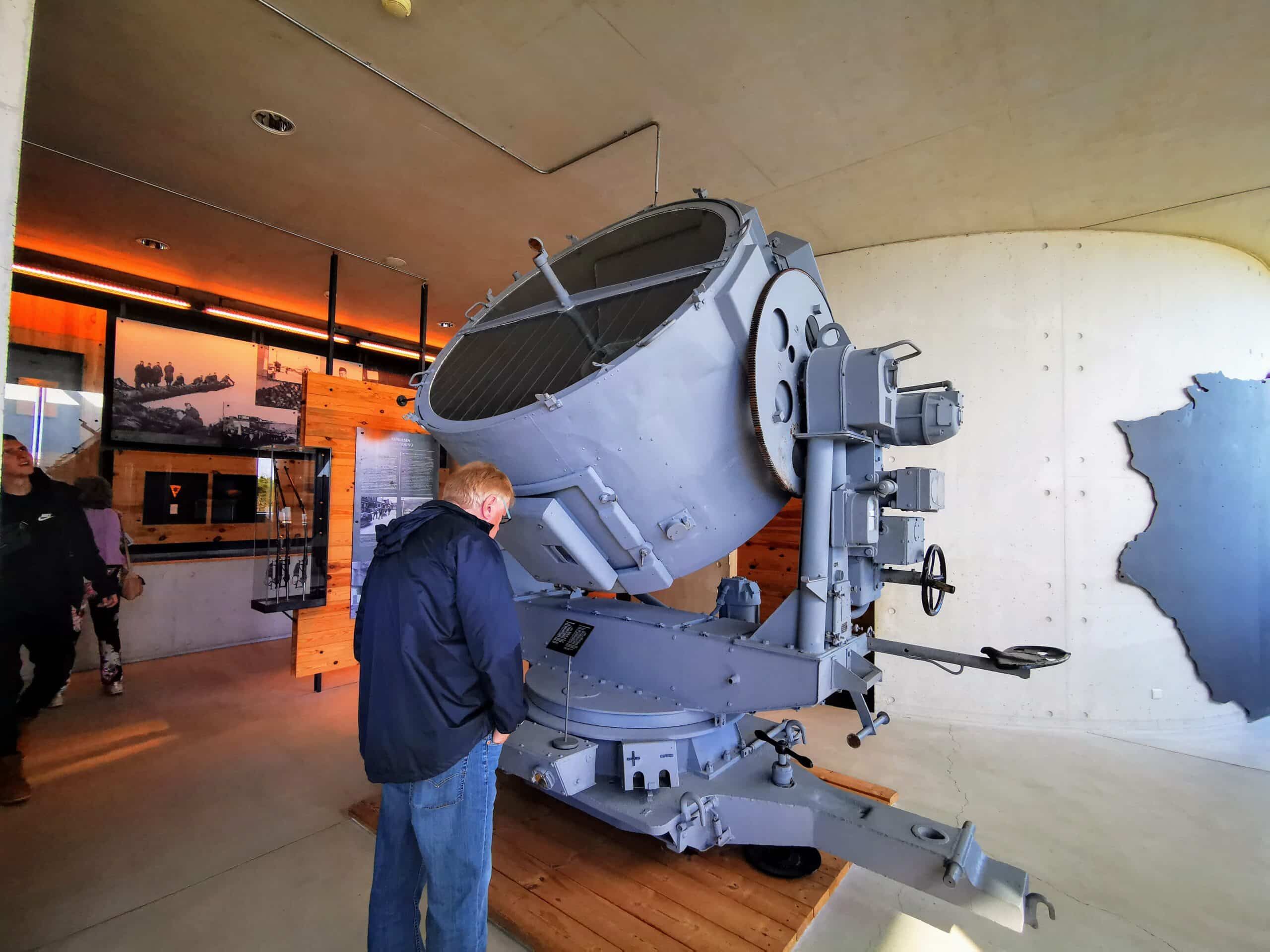 Eine Gruppe von Menschen betrachtet eine große Maschine in einem Museum.