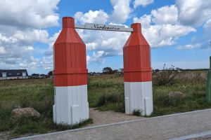 Ein rot-weißes Tor mit einer Flasche in der Mitte.