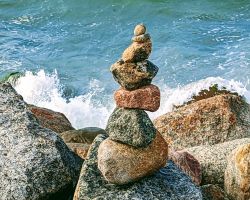 Ein Steinhaufen vor dem Meer.