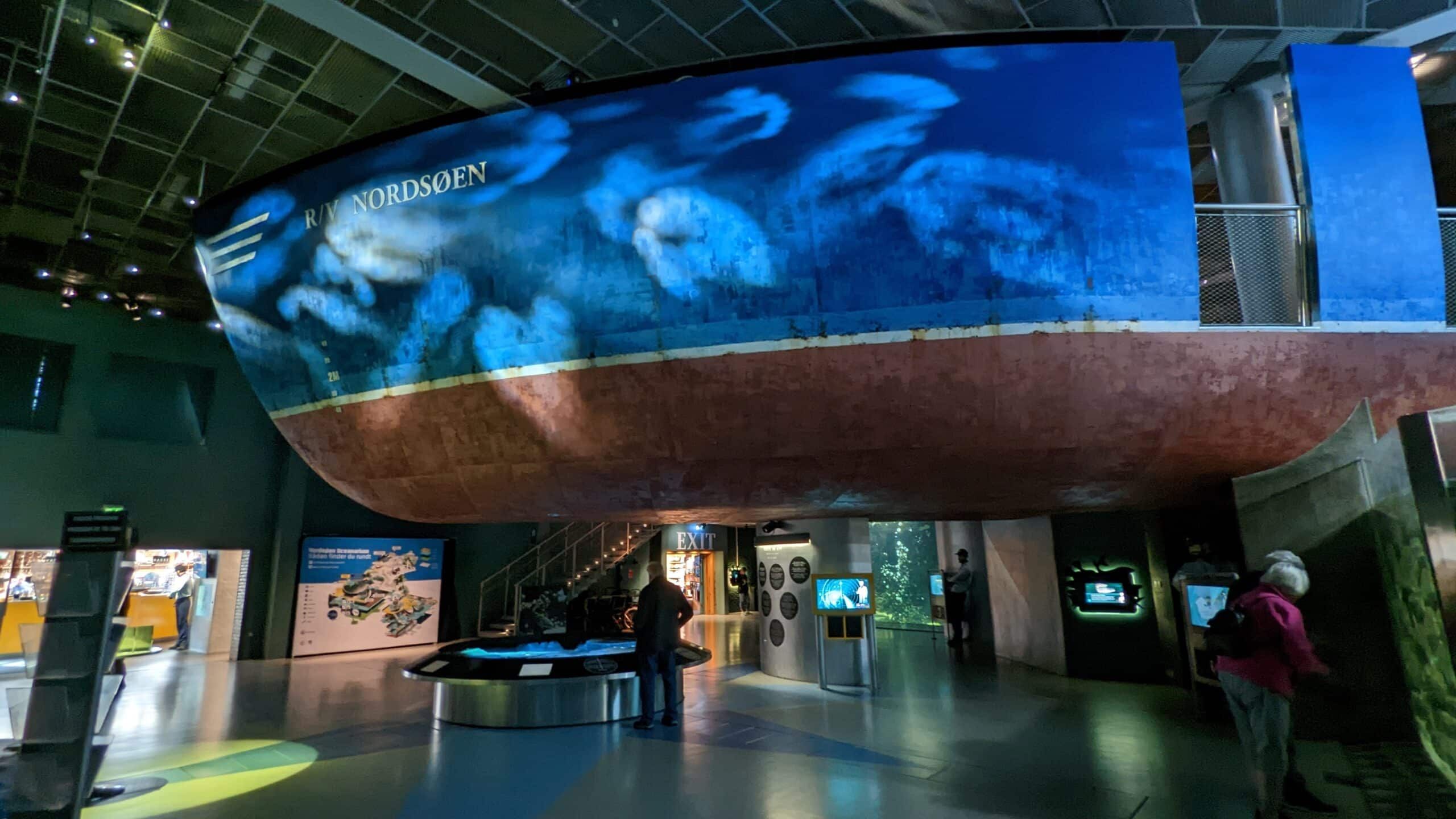 Ein Museum mit einem großen Schiff in der Mitte.