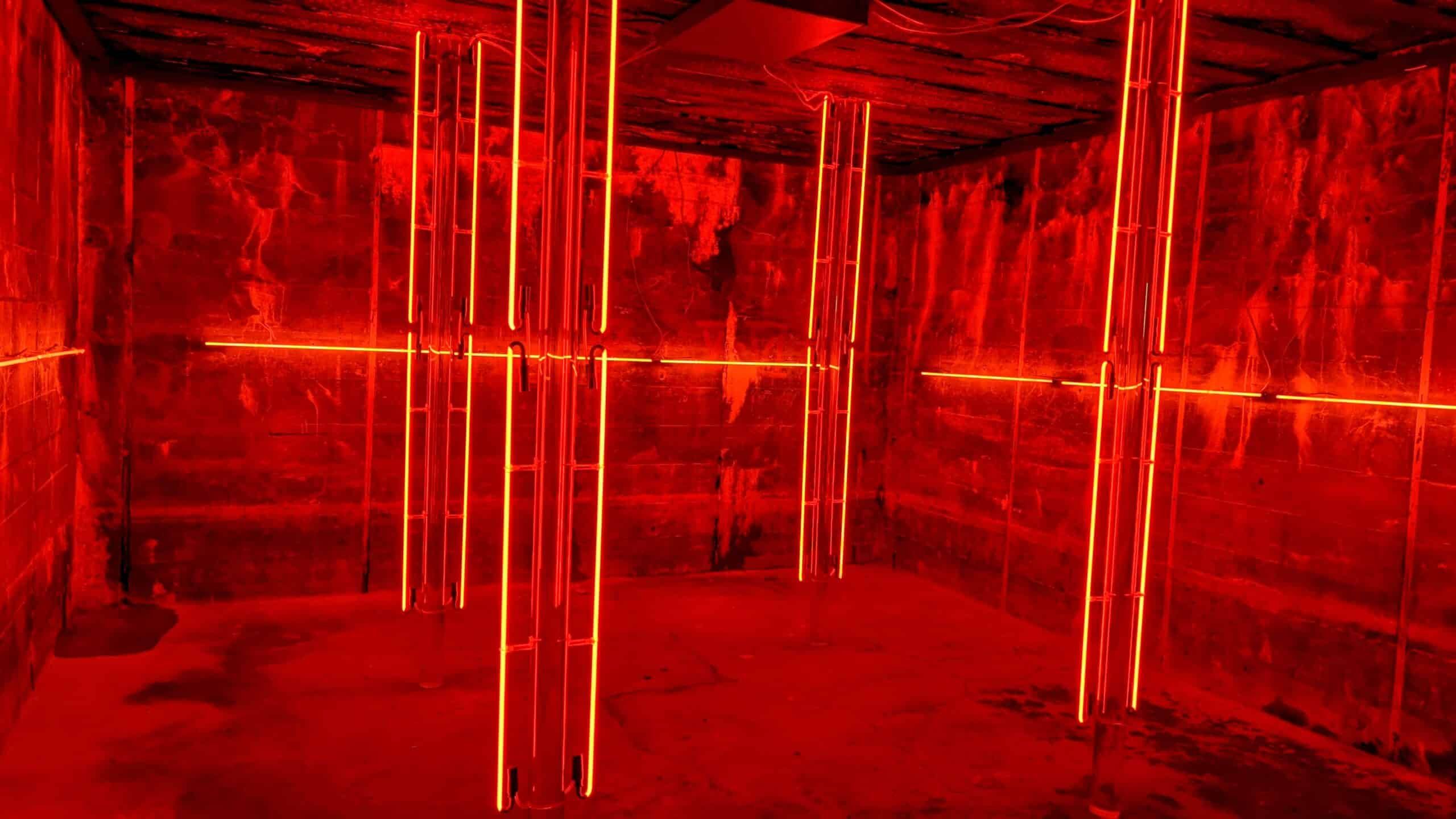 Ein Raum mit roten Neonlichtern darin.