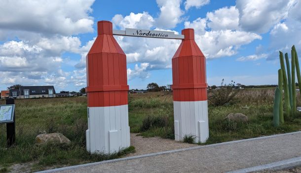 Ein rot-weißes Tor mit einer Flasche in der Mitte.