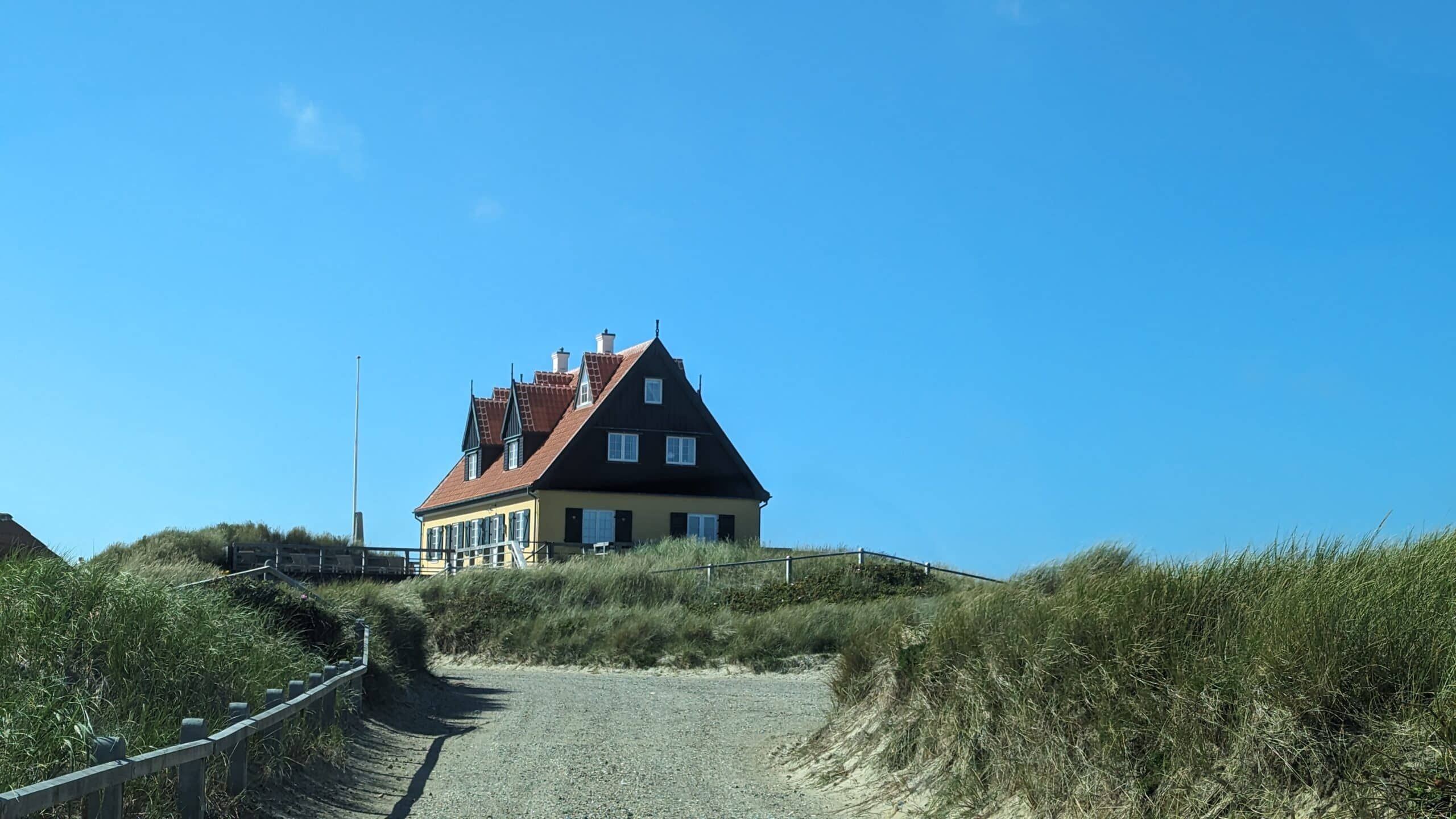 Ein Haus auf einer Sanddüne.