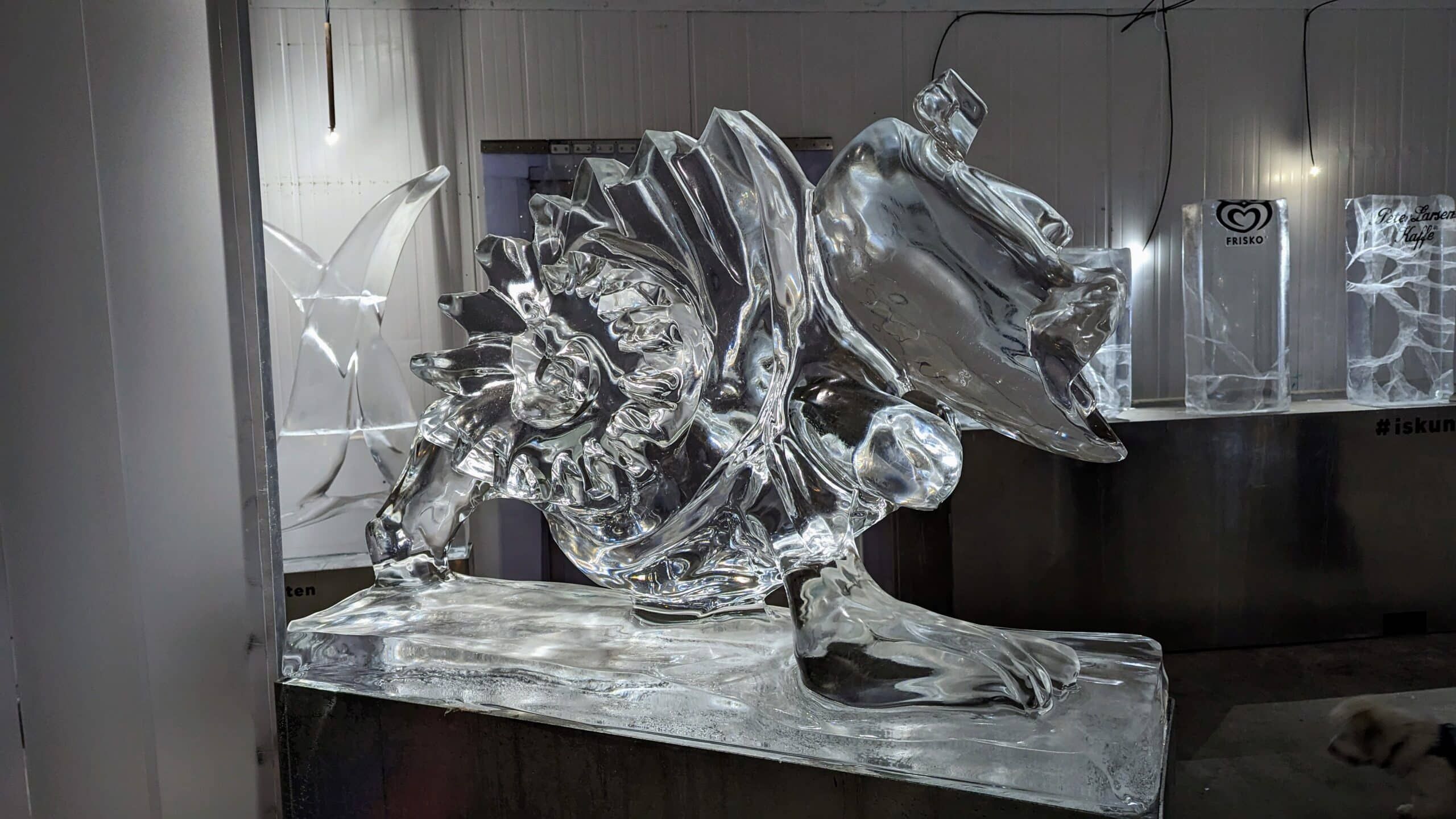 Eine Glasskulptur eines Fisches.