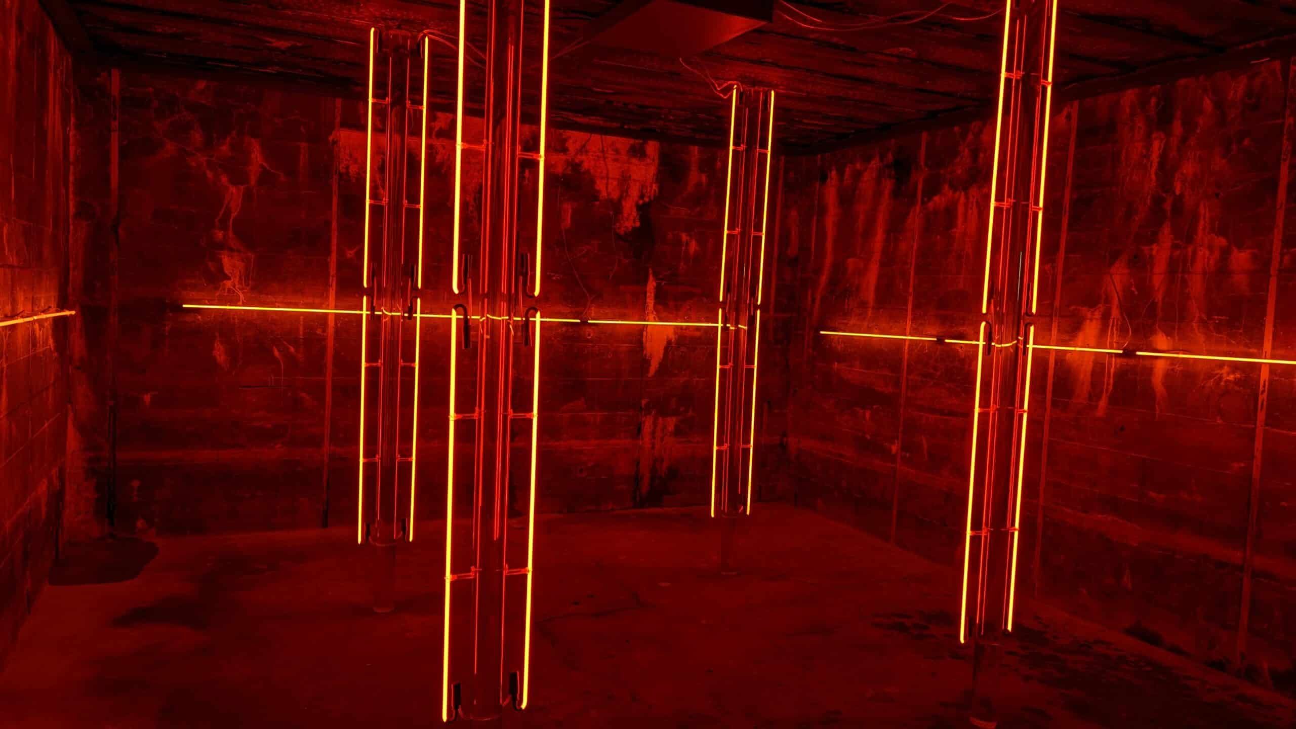 Ein Raum mit roten Lichtern darin.